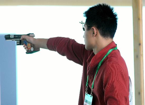 德国射击选手冷静应战登顶领奖台